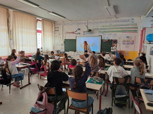 Amy faisant connaître son état aux CM  des Fraisses. Les questions fusent !